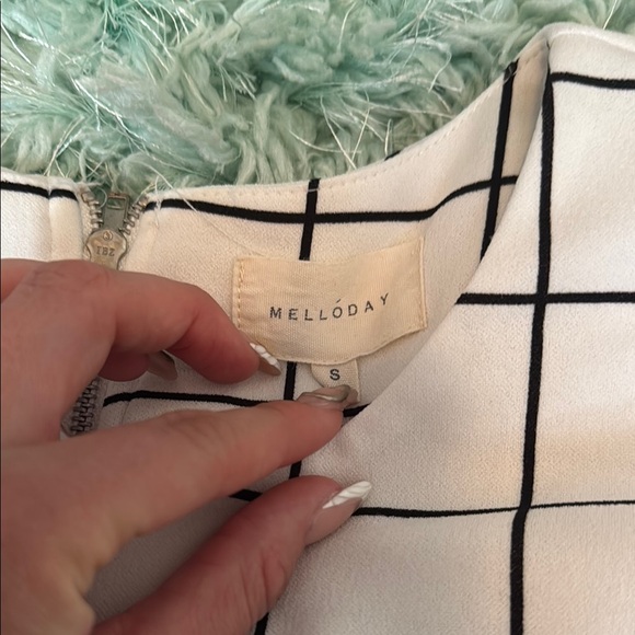 White Grid Pattern Top - Picture 5 of 7